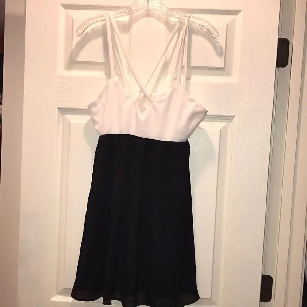✨Tobi Black & White Criss Cross Dress